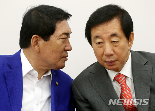 【서울=뉴시스】박영태 기자 = 29일 오전 서울 영등포구 여의도 국회에서 진행된 자유한국당 원내대책회의에서 김성태 원내대표와 안상수 혁신 비상대책위원회 준비위원장이 이야기를 나누고 있다. 2018.06.29.since1999@newsis.com