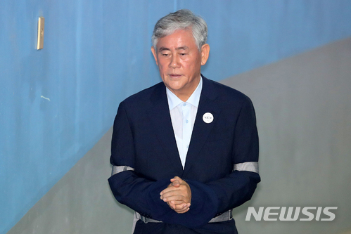 【서울=뉴시스】김선웅 기자 = 지난 2014년 국정원 특활비를 불법 수수한 혐의로 구속 기소된 최경환 자유한국당 의원이 29일 오전 서울 서초구 서울중앙지법에서 열린 1심 선고 공판에 출석하고 있다. 2018.06.29.&nbsp; mangusta@newsis.com