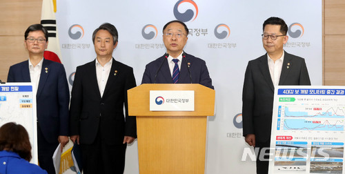 【서울=뉴시스】추상철 기자 = 홍남기 국무조정실장을 비롯한 관계기관 차관이 29일 오전 서울 종로구 정부서울청사에서 '4대강 보 개방 1년 중간결과 및 향후계획'을 발표하고 있다.&nbsp; 손병석(왼쪽부터) 국토교통부 차관, 안병옥 환경부 차관, 홍남기 국무조정실장, 김현수 농림축산식품부 차관. 2018.06.29.&nbsp; scchoo@newsis.com