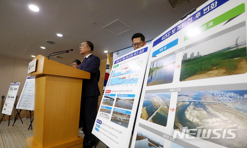 【서울=뉴시스】추상철 기자 = 홍남기 국무조정실장을 비롯한 관계기관 차관이 29일 오전 서울 종로구 정부서울청사에서 '4대강 보 개방 1년 중간결과 및 향후계획'을 발표하고 있다.&nbsp; 이날 발표에는 홍남기 국무조정실장을 비롯한 손병석 국토교통부 차관, 안병옥 환경부 차관, 김현수 농림축산식품부 차관 등이 참석했다. 2018.06.29.&nbsp; scchoo@newsis.com