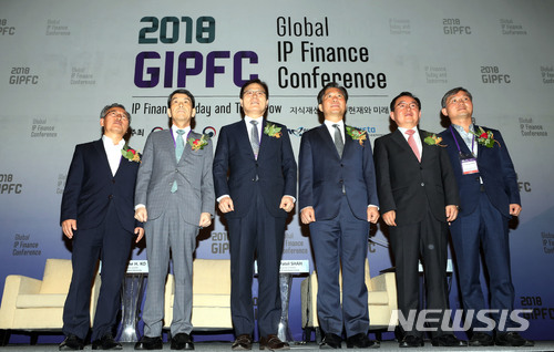 【서울=뉴시스】조성봉 기자 = 29일 오전 서울 중구 플라자 호텔에서 열린 2018 글로벌 IP 금융 컨퍼런스에서 최종구(가운데) 금융위원장을 비롯한 참석자들이 기념촬영을 하고 있다.왼쪽부터 변훈석 한국특허전략개발원(KISTA) 원장, 이동걸 산업은행장, 최 금융위원장, 성윤모 특허청장, 이준석 한국발명진흥회 상근부회장, 최제용 경북대 산학협력단장. 2018.06.29.suncho21@newsis.com