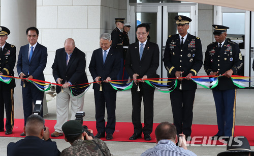 【평택=뉴시스】사진공동취재단 = 29일 경기도 평택 캠프 험프리스에서 열린 주한미군사령부 개관식에 참석한 송영무 국방부장관, 빈센트 브룩스 주한미군사령관 등 참석자들이 테이프커팅을 하고 있다. 2018.06.29. photo@newsis.com