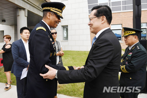 【서울=뉴시스】사진공동취재단 = 29일 오전 평택 캠프 험프리스에서 열린 주한미군사령부 개관식에 송영무 국방부 장관과 빈센트 브룩스 주한미군사령관이 참석해 악수를 하고 있다 2018.06.29.photo@newsis.com
