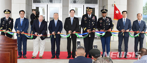 【서울=뉴시스】사진공동취재단 = 29일 오전 평택 캠프 험프리스에서 열린 주한미군사령부 개관식에 송영무 국방부 장관과 빈센트 브룩스 주한미군사령관을 비롯한 내빈들이 테이프 커팅을 하고 있다. 2018.06.29.photo@newsis.com