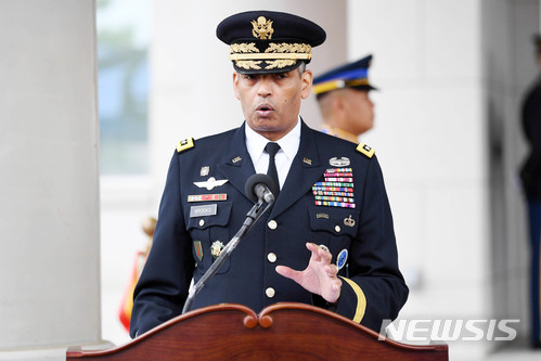 【서울=뉴시스】사진공동취재단 = 29일 오전 평택 캠프 험프리스에서 열린 주한미군사령부 개관식에 빈센트 브룩스 주한미군사령관이 참석해 기지 이전 소감을 전하고 있다. 2018.06.29. photo@newsis.com