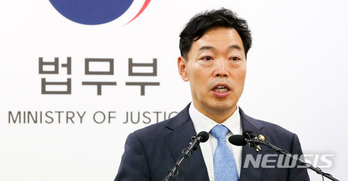 【과천=뉴시스】김선웅 기자 = 김오수 법무부 차관이 29일 오전 경기 과천시 정부과천청사 내 법무부 청사에서 제주도 예멘인 난민신청 관련 조치 상황 및 향후 계획을 발표하고 있다. 2018.06.29. mangusta@newsis.com