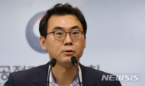 【세종=뉴시스】강종민 기자 = 신봉삼 공정거래위원회 기업집단국장이 지난달 29일 정부세종청사에서 대기업집단 소속 공익법인 실태조사 결과를 발표하고 있다. 2018.07.01. ppkjm@newsis.com