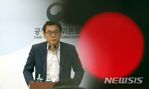 【세종=뉴시스】강종민 기자 = 신봉삼 공정거래위원회 기업집단국장이 지난달 29일 정부세종청사에서 대기업집단 소속 공익법인 실태조사 결과를 발표하고 있다. 2018.07.01. ppkjm@newsis.com
