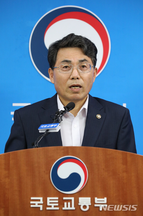 【세종=뉴시스】강종민 기자 = 김정렬 국토교통부 2차관이 29일 오후 정부세종청사에서 진에어 항공법령 위반 관련 제재수위를 결정하기 위해 청문 절차가 진행된다고 밝히고 있다.. 국토부는 진에어가 미국인인 조현민 전 전무를 불법으로 등기이사에 올린 데 대한 책임을 묻기 위해 법률 검토를 벌여왔다. 2018.06.29. ppkjm@newsis.com