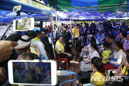 【매사이=AP/뉴시스】쁘라윳 짠오차 태국 총리(왼쪽 앉은 사람)가 29일 치앙라이주 매사이 탐루엉 동굴 근처에서 실종자 가족들과 만나 위로하고 있다. 치앙라이주 축구캠프 소속 선수 12명과 코치 1명은 지난 23일 동굴 구경에 나섰다가 현재까지 실종된 상태이다. 갑자기 내린 비로 동굴 내 수위가 높아지면서 고립된 것으로 추정되고 있으며, 수색작업은 난항을 겪고 있다. 2018.06.29 