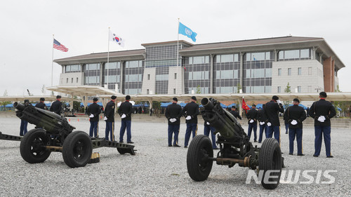 【서울=뉴시스】사진공동취재단 = 29일 오전 경기도 평택 캠프 험프리스에서 송영무 국방부 장관, 빈센트 브룩스 한미연합사령관 등 한미 군 관계자가 참석한 가운데 주한미군사령부 개관식이 열리고 있다. 2018.06.29.photo@newsis.com