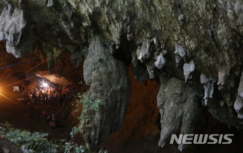 【매사이=AP/뉴시스】태국 청소년 축구선수 12명과 코치 1명이 실종된 치앙라이주 매사이 탐루엉 동굴의 27일 모습. 13명은 지난 23일 동굴 구경에 나섰다가 현재까지 실종된 상태이다. 갑자기 내린 비로 동굴 내 수위가 높아지면서 고립된 것으로 추정되고 있다. 수색작업이 난항을 겪으면서 아직 실종자 구조소식은 들리지 않고 있다. 2018.06.29. 