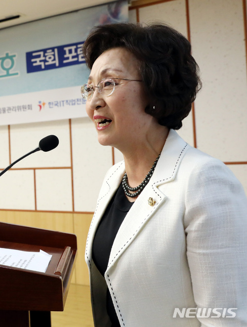 【서울=뉴시스】박영태 기자 = 지난달 29일 오후 서울 영등포구 여의도 국회 의원회관에서 진행된 게임의 사행성 문제로부터 이용자보호 국회포럼에서 장정숙 의원이 인사말을 하고 있다. 2018.06.29.since1999@newsis.com