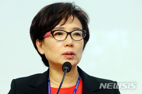 [서울=뉴시스]박영태 기자 = 지난 2018년 서울 영등포구 여의도 국회 의원회관에서 진행된 게임의 사행성 문제로부터 이용자보호 국회포럼에서 당시 여명숙 게임물관리위원회 위원장이 축사를 하고 있다. 2018.06.29.since1999@newsis.com