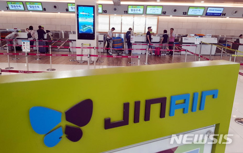 【서울=뉴시스】홍찬선 기자 = 정부가 진에어에 대한 면허 취소 여부를 당분간 유예한 29일 오후 서울시 강서구 김포공항 국제선에서 승객들이 진에어 탑승수속장에서 발권을 하고 있다. 2018.06.29.&nbsp; mania@newsis.com