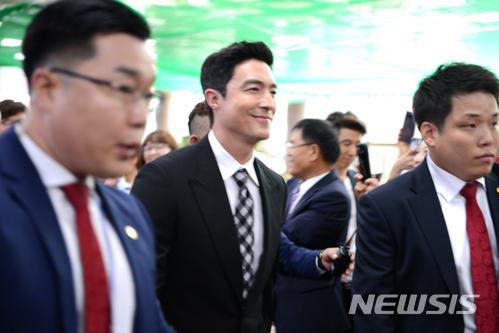 【광주=뉴시스】이창우 기자 = 항공업계 최초로 호남지역을 기반으로 한 신생항공사 ㈜에어필립(Air PhiLip)이 광주와 무안공항을 거점으로 오는 30일 '광주~김포' 노선 첫 운항을 앞두고 29일 오후 광주공항 여객청사 2층에서 취항식을 했다. 이날 에어필립 전속 모델 다니엘 헤니가 환호하는 인파 사이를 따라 행사장으로 입장하고 있다. 2018.06.29&nbsp; lcw@newsis.com