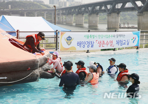 [서울=뉴시스] 조성봉 기자 =서울시교육청은 여름 방학 동안 한강에서 '생존 수영'을 배울 수 있는 프로그램을 운영한다고 15일 밝혔다. 사진은 지난 2018년 서울 광진구 한강 뚝섬 수영장에서 생존수영 교육을 받는 어린이들의 모습. 2024.07.15.photo@newsis.com