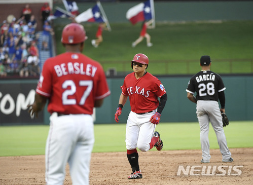 【알링턴=AP/뉴시스】 텍사스 레인저스의 추신수(사진 가운데)가 30일(한국시간) 미국 텍사스주 알링턴의 글로브 라이프 파크에서 열린 시카고 화이트삭스와의 경기에서 3회말 투런포를 때려낸 후 그라운드를 돌고 있다. 