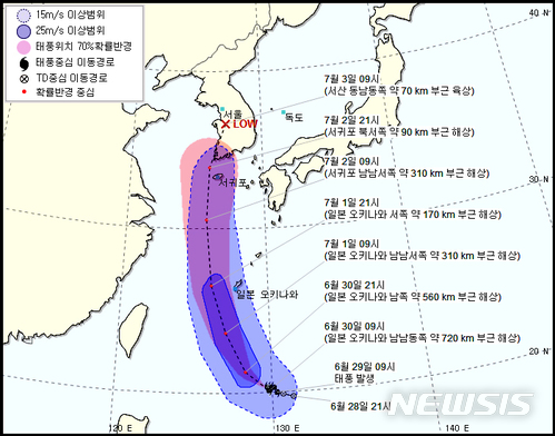 【광주=뉴시스】= 30일 제7호 태풍 '쁘라삐룬(PRAPIROON·태국어 '비의 신')'이 오전 9시 현재 일본 오키나와 남남동쪽 약 720㎞부근 해상까지 진출한 가운데 한반도를 향해 북상함에 따라 직접 영향권에 들 것으로 예상하는 광주·전남 지역에 비상이 걸렸다. 2018.06.30. (이미지=기상청 홈페이지 캡처)  photo@newsis.com