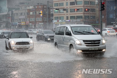 【서울=뉴시스】김선웅 기자 = 30일 오후 서울 동작구 노들역 인근 도로에서 갑작스런 폭우가 쏟아지고 있다. 2018.06.30. mangusta@newsis.com