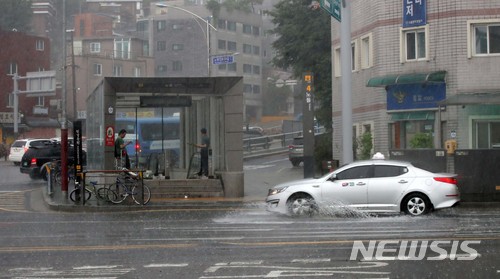【서울=뉴시스】김선웅 기자 = 30일 오후 서울 동작구 노들역 인근에서 시민들이 갑작스럽게 쏟아지는 폭우를 피하고 있다. 2018.06.30. mangusta@newsis.com