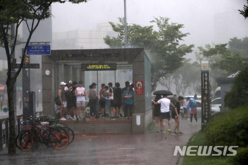 【서울=뉴시스】김선웅 기자 = 30일 오후 서울 동작구 노들역 인근에서 시민들이 갑작스럽게 쏟아지는 폭우를 피하고 있다. 2018.06.30.&nbsp; mangusta@newsis.com