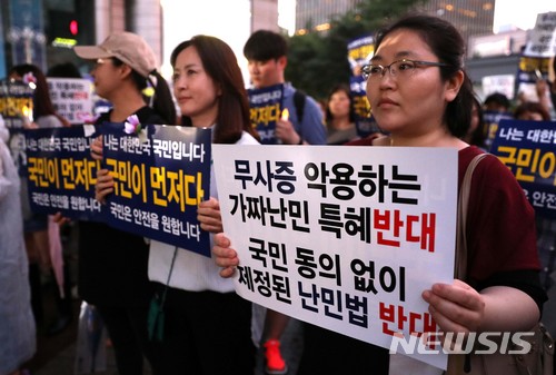 【서울=뉴시스】김선웅 기자 = 제주도 예멘 난민 수용에 반대하는 시민들이 30일 오후 서울 종로구 세종로사거리에서 집회를 열고 난민법 및 무사증 폐지를 촉구하고 있다. 2018.06.30. mangusta@newsis.com