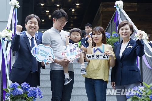 【서울=뉴시스】지난달 28일 오후 서울 중구 명동에서 열린 위스테이 견복주택 개관식. (사진 = 더함 제공) photo@newsis.com