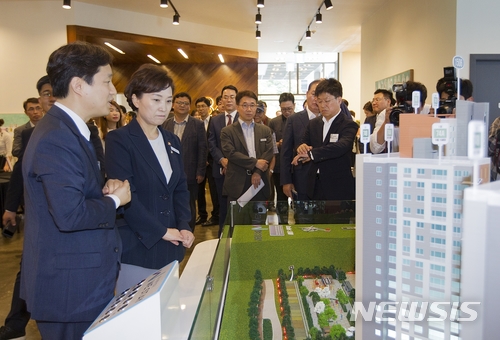 【서울=뉴시스】위스테이 견본주택 둘러보는 시민들. (사진 = 더함 제공) photo@newsis.com