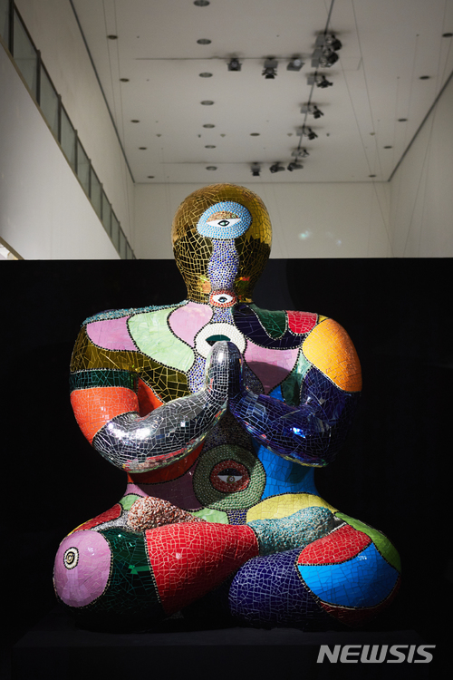 【서울=뉴시스】 '니키 드 생팔展 마즈다 컬렉션'전의 127점은니키드 생팔과 직접 교류한 일본 ‘니키 미술관’ 요코 마즈다 시즈에 전 관장의 소장품전이다. 색유리 조각으로 모자이크 작업한 '부처'도 만나볼수 있다.