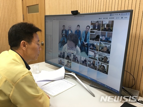 【세종=뉴시스】허식 농협 부회장은 1일 서대문 농협중앙회 본관 3층 화상회의실에서 제7호 태풍 '쁘라삐룬' 북상에 따른 농업인 피해 발생 사전예방 및 피해 최소화를 위해 전국 16개 시도 지역본부장과 화상회의를 하고 있다.(사진=농협 제공) 