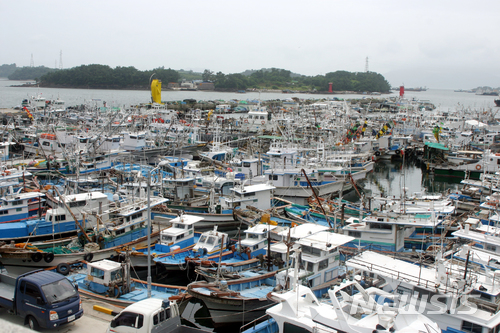 【여수=뉴시스】 김석훈 기자 = 1일 오후 제7호 태풍 '쁘라삐룬'이 많은 비바람을 뿌리며 남해안으로 향하자 전남 여수시 국동항에 소형어선과 중·소형 낚시어선들이 피항해 있다. 2018.07.01.&nbsp; kim@newsis.com 