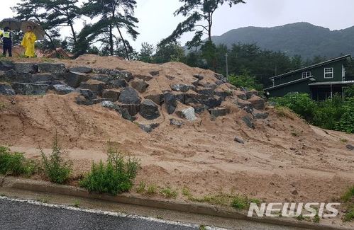 【홍천=뉴시스】박종우 기자 = 1일 오후 2시46분께 홍천군 남면 신대리에서 많은 비로 축대가 붕괴 직전에 이르렀다. 2018.07.01.(사진=강원소방본부 제공)&nbsp; photo@newsis.com