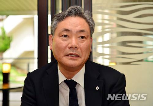 【광주=뉴시스】변재훈 기자 = 신경호 일본 학교법인 금정학원 이사장이 지난달 29일 오후 광주 북구 용봉동 전남대학교에서 기자의 질문에 답변하고 있다. 2018.07.01.&nbsp; wisdom21@newsis.com