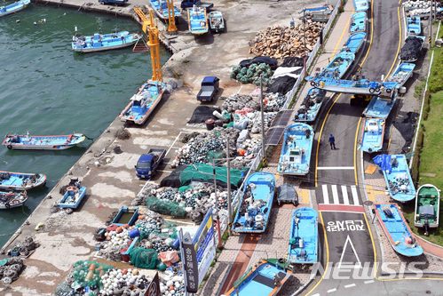 【부산=뉴시스】 하경민 기자 = 제7호 태풍 '쁘라삐룬'(PRAPIROON) 북상 소식이 전해진 1일 부산 해운대구 송정해수욕장 인근 어촌계에서 어민들이 지게차를 동원해 소형 어선을 육지로 옮기고 있다. 2018.07.01.yulnetphoto@newsis.com