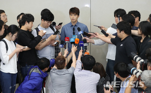 【인천공항=뉴시스】이영환 기자 = 프리미어리그 뉴캐슬로 이적한 대한민국 축구대표팀 기성용이 1일 오후 인천공항 제2터미널을 통해 귀국해 취재진의 질문에 답하고 있다. 2018.07.01.&nbsp; 20hwan@newsis.com