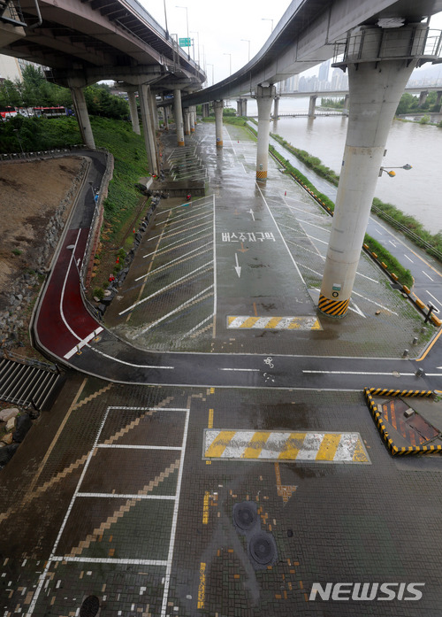 【서울=뉴시스】배훈식 기자 = 장마와 제7호 태풍 쁘라삐룬(PRAPIROON)의 영향으로 전국에 많은 비가 내린 1일 오후 서울 송파구 탄천공영주차장이 비 피해를 막기 위해 차량들을 옮겨 텅 비어 있다. 2018.07.01. dahora83@newsis.com