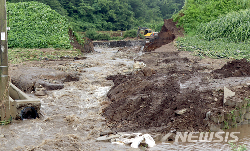 【보성=뉴시스】류형근 기자 = 광주와 전남지역에 많은 비가 내리고 있는 가운데 1일 오전 전남 보성군 회천면 모원저수지 제방이 무너져 긴급 복구 작업을 벌이고 있다. 2018.07.01 (사진=전남 보성군청 제공) photo@newsis.com