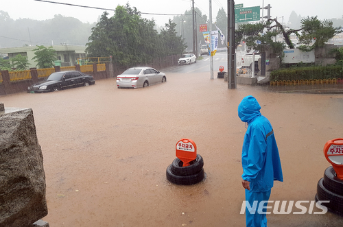 【보성=뉴시스】류형근 기자 = 광주와 전남지역에 많은 비가 내리고 있는 가운데 1일 오전 전남 보성군 보성읍 한 아파트 앞 도로에 빗물이 넘쳐 차량들이 잠겨 있다. 2018.07.01 (사진=전남 보성군청 제공) photo@newsis.com