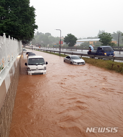 【보성=뉴시스】류형근 기자 = 광주와 전남지역에 많은 비가 내리고 있는 가운데 1일 오전 전남 보성군 보성읍 한 아파트 앞 도로에 빗물이 넘쳐 차량들이 잠겨 있다. 2018.07.01 (사진=전남 보성군청 제공) photo@newsis.com