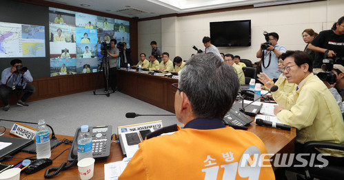 【서울=뉴시스】1일 오전 경기도청 신관1층 재난상황실에서 이재명 경기도지사가 ‘태풍 대비 긴급점검회의’를 주재하고 있다. 2018.07.01. (사진=경기도청 제공)photo@newsis.com