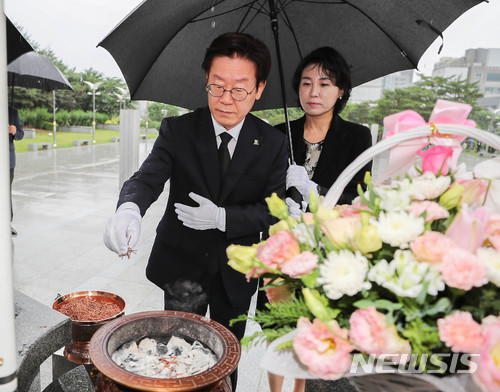 【서울=뉴시스】1일 오전 수원시 현충탑에서 이재명 경기도지사와 부인 김혜경 여사가 수원 현충탑 참배를 하고 있다. 2018.07.01. (사진=경기도청 제공)photo@newsis.com