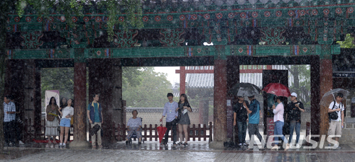 【전주=뉴시스】 김얼 기자 = 전국적으로 장마가 시작된 1일 전북 전주시 전역에도 장맛비가 쏟아진 가운데 전주한옥마을을 방문한 관광객들이 경기전 처마 밑에서 폭우를 피하고 있다. 2018.07.01 pmkeul@newsis.com 