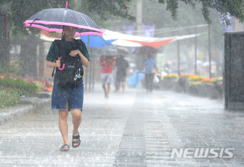 【전주=뉴시스】 김얼 기자 = 전국적으로 장마가 시작된 1일 전북 전주시 전역에도 장맛비가 쏟아진 가운데 전주한옥마을을 방문한 관광객들이 폭우에 우산을 쓰고 길을 지나고 있다. 2018.07.01 pmkeul@newsis.com 