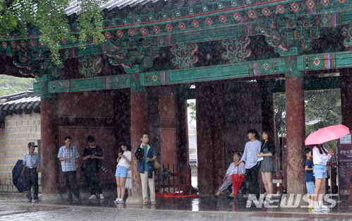 【전주=뉴시스】 김얼 기자 = 전국적으로 장마가 시작된 1일 전북 전주시 전역에도 장맛비가 쏟아진 가운데 전주한옥마을을 방문한 관광객들이 경기전 처마 밑에서 폭우를 피하고 있다. 2018.07.01pmkeul@newsis.com