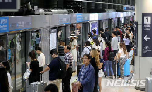 [서울=뉴시스]이영환 기자 = 공항철도 인천국제공항역에서 열차를 이용하는 고객들의 모습. 2018.07.01.  20hwan@newsis.com