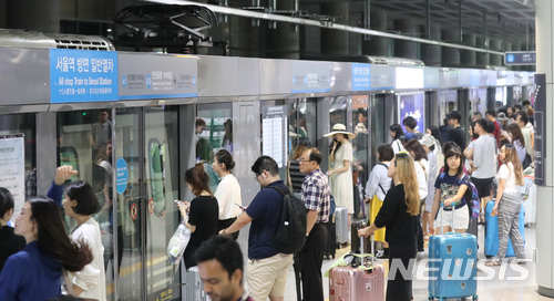 [인천공항=뉴시스]이영환 기자 = 공항철도 인천공항 제1터미널역에서 승객들이 열차를 이용하고 있다. 2022.06.19. 20hwan@newsis.com