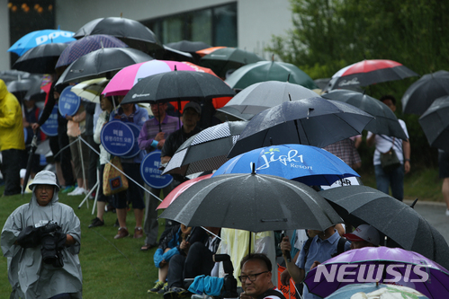 【평창=뉴시스】김경목 기자 = 맥콜·용평리조트 오픈 with SBS Golf 대회 마지막날인 1일 오후 갤러리둘이 장맛비가 쏟아지는 가운데도 강원 평창군 용평리조트 버치힐 골프클럽 18번홀에서 경기를 관람하고 있다. 2018.07.01.&nbsp; photo31@newsis.com