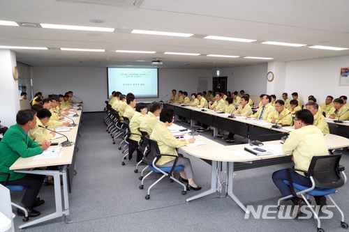 【서귀포=뉴시스】조수진 기자 = 서귀포시가 2일 오전 제7호 태풍 ‘쁘라삐룬(PRAPIROON)’ 북상에 따른 2차 상황판단회의를 개최하고 있다. 2018.07.02. (사진=서귀포시 제공) susie@newsis.com