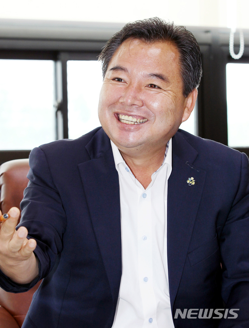 【함평=뉴시스】맹대환 기자 = 이윤행 전남 함평군수가 2일 취임사를 통해 "민선 7기 군정 구호를 '평화롭고 살기 좋은 함평'으로 정했다"고 밝혔다. 2018.07.02 (사진=함평군 제공)&nbsp; mdhnews@newsis.com 